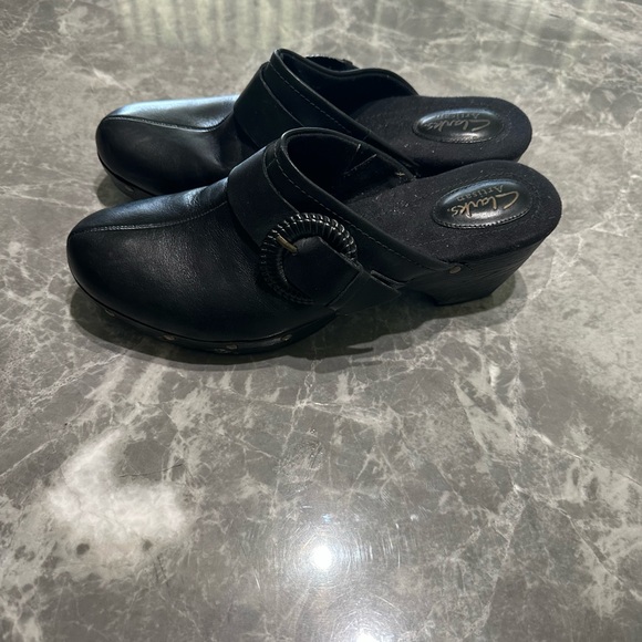 Clarks Artisan Women's Ledella York US SZ 7.5M Studded Leather Heeled Mule Clogs - Picture 3 of 5